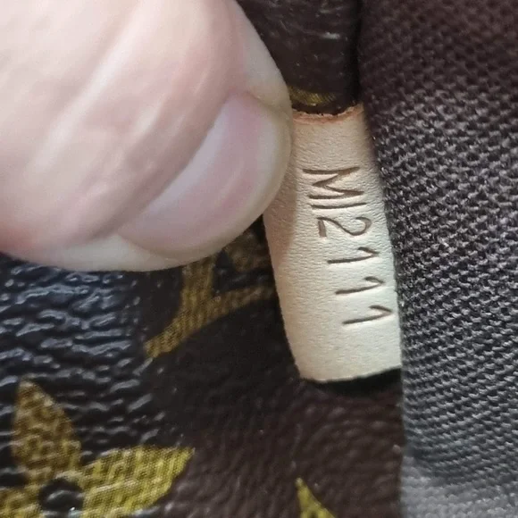 (SOLD❗️) Authentic Louis Vuitton Menilmontant PM - Picture 4 of 9